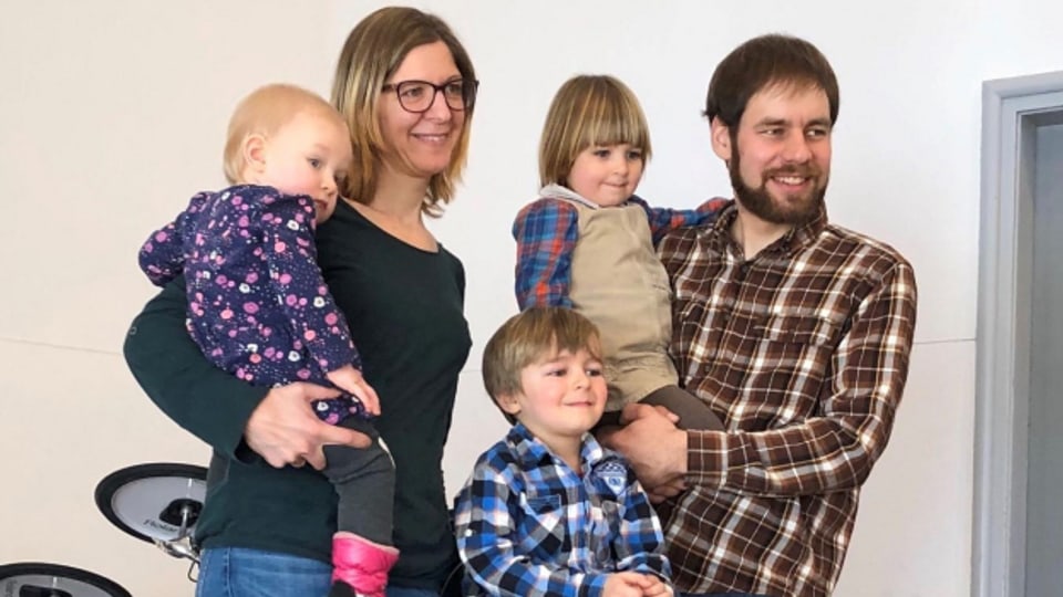 Marianne und Matthias Herzog mit den drei Kindern Levi, Nadja und Jana.