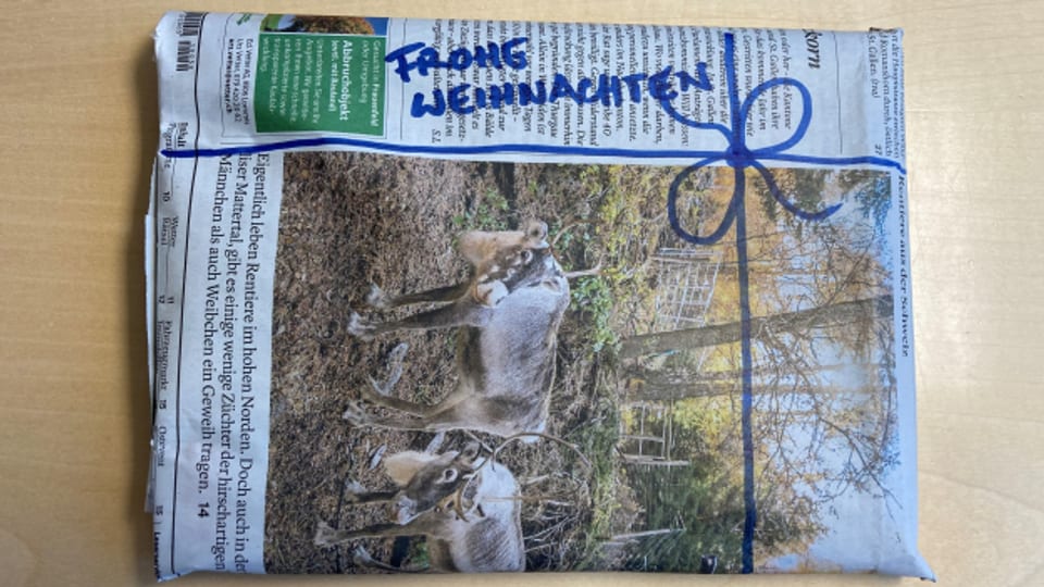 Last Minute Geschenk in Zeitungspapier verpackt und verziert. Eine kreative Notlösung.