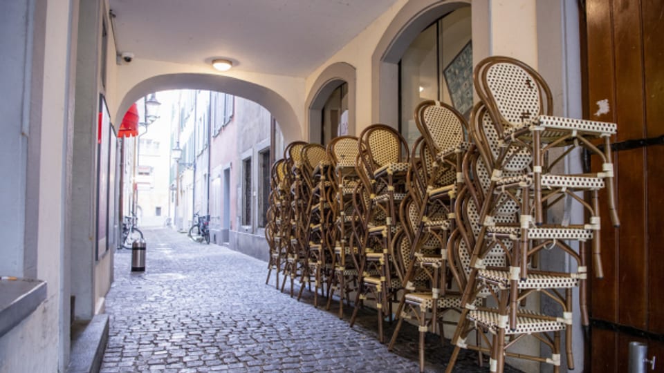 Die Stühle im Restaurant Pfistern in Luzern bleiben unbesetzt