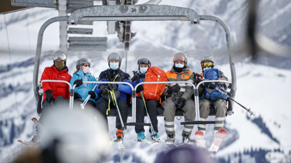 Mit Masken auf dem Sessellift: Reichen die Corona-Massnahmen in den Skigebieten?