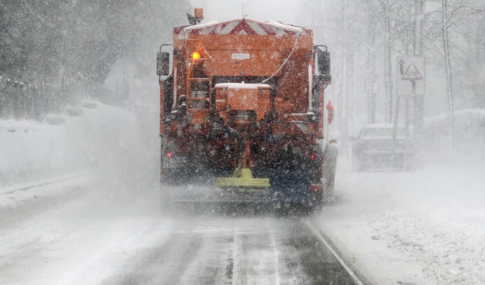 Warum werden im Winter Strassen gesalzen? - Wetterfrage - SRF