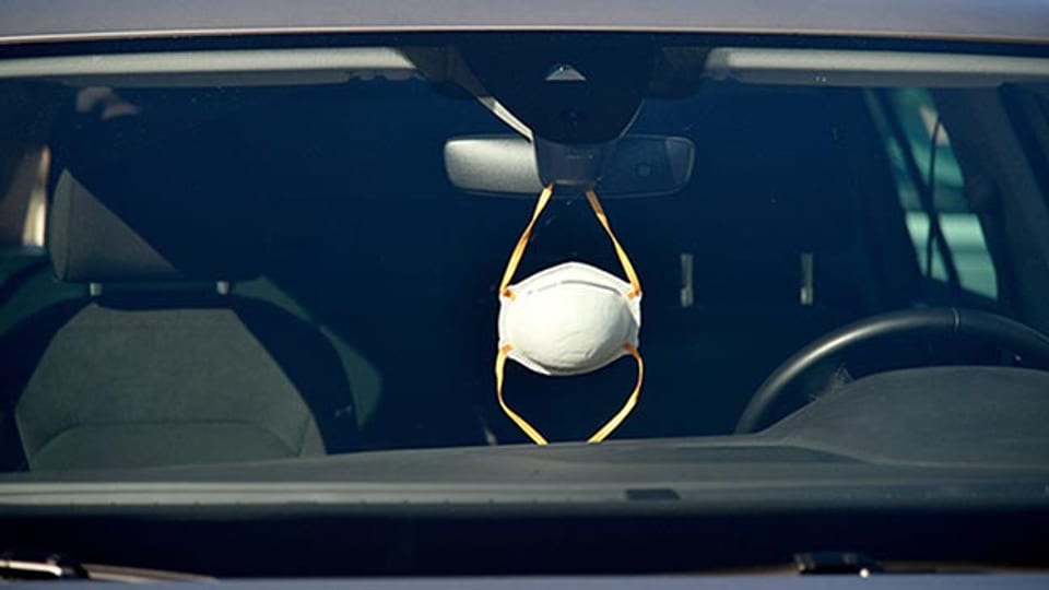 Achtung: DESHALB solltest du deine Maske NIEMALS an den Autospiegel hängen