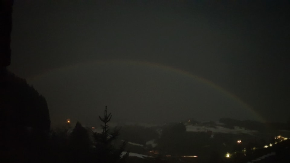 Am Abend des 28. Januars 2021 konnte SRF Augenzeugin E. Christen einen Vollmond-Regenbogen in Luthern/LU beobachten und fotografieren.