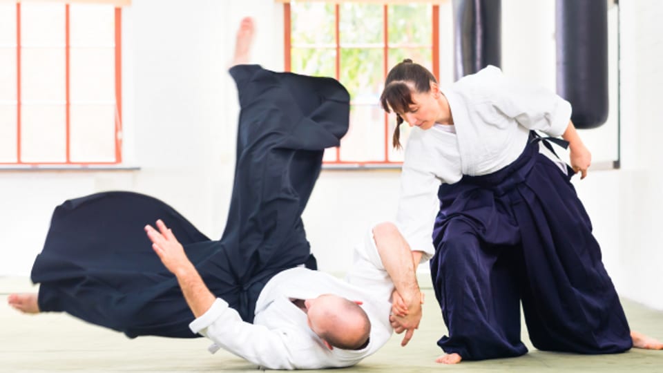 Im Aikido lernt man, wie man richtig fällt. Das kann im Alltag helfen, einen Sturz ohne Verletzung zu überstehen.