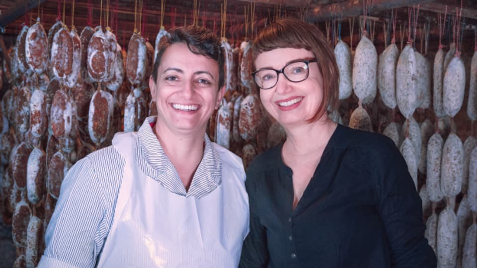 SRF 1-Foodredaktorin Maja Brunner zu Besuch bei Metzgerin Tanja Givanoli.