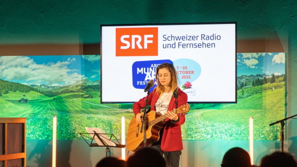 Die «Salzburger Stier»-Preisträgerin Lara Stoll war eine der Teilnehmerinnen am Mundartfestival Arosa 2021.