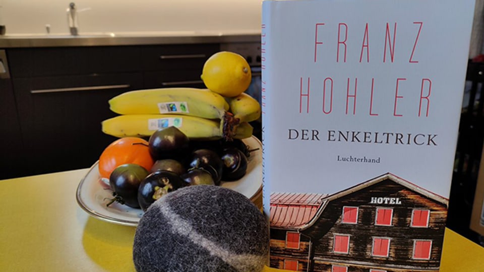 In seinem neuen Erzählband «Der Enkeltrick» zeigt Franz Hohler alltägliche Situationen und Schauplätze, die aber allesamt etwas Ungeheuerliches an sich haben.