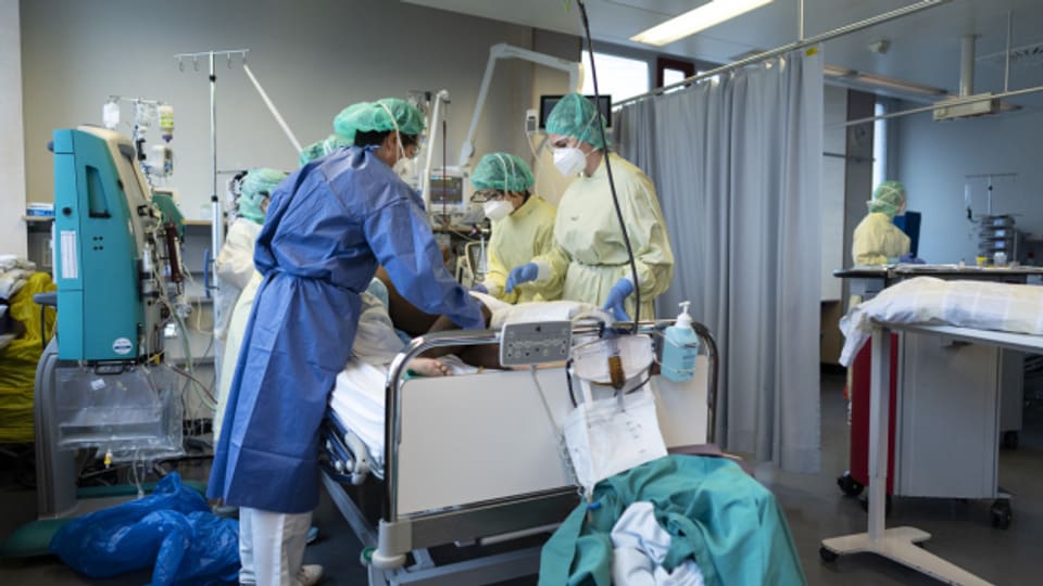 Ärzte und Pflegepersonal kümmert sich im Spital Triemli um einen Covid-Patienten