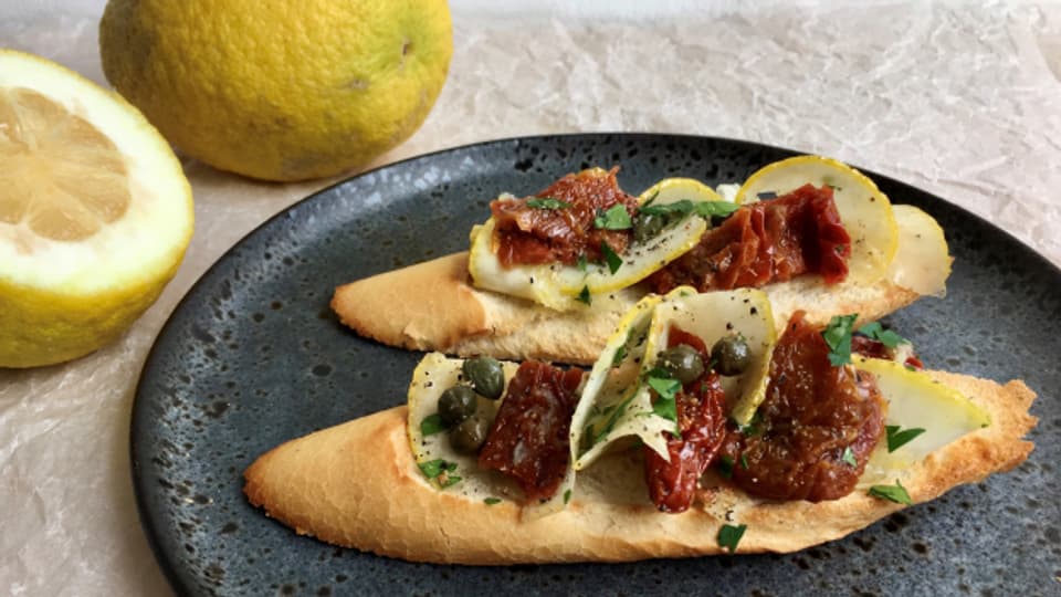 Herrlich frisch und wunderbar aromatisch - Bruschette mit Zitronatzitrone.