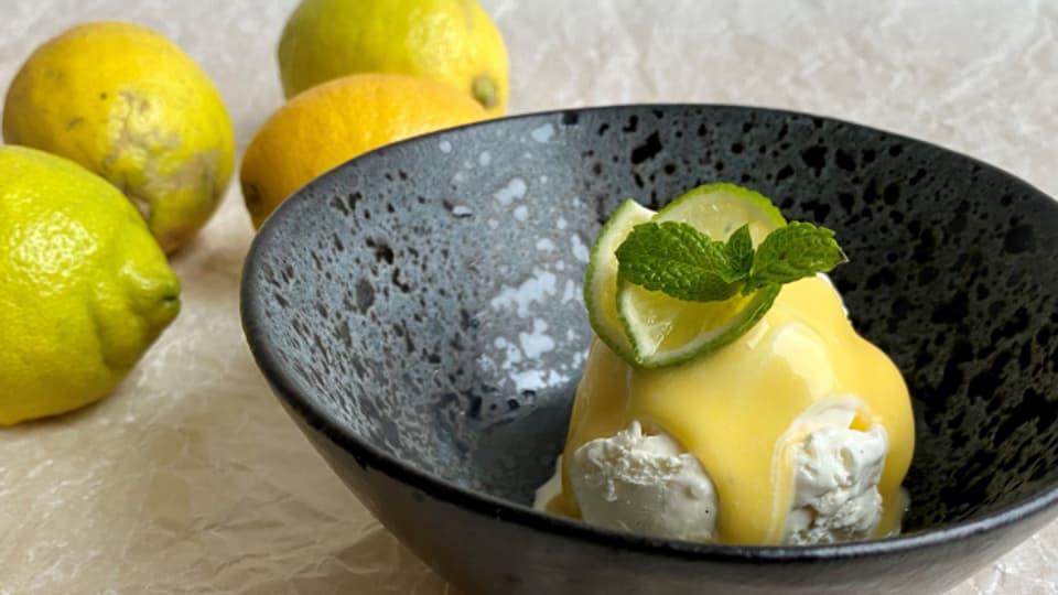 Erfrischend fein und einfach zubereitet -  Vanilleglacé mit Lemon Curd.
