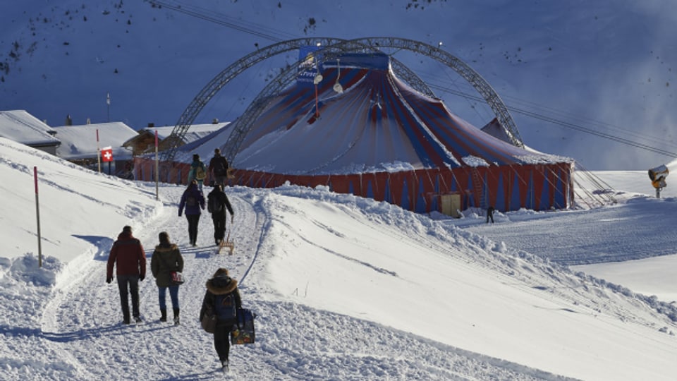 Das Zelt ist weit weg vom Dorf, mitten in der Schneelandschaft.