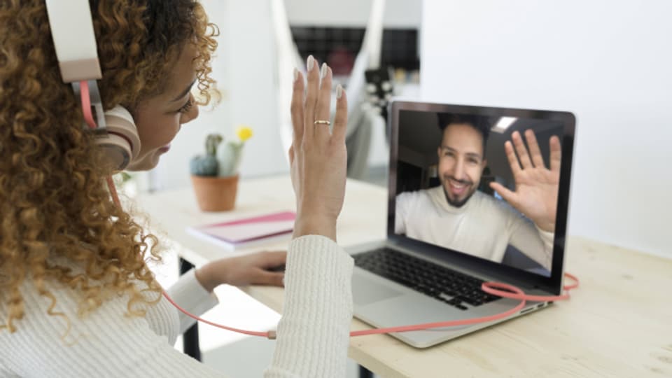 Wer im Homeoffice arbeitet, winkt Kolleginnen und Kollegen fast nur noch am Bildschirm zu