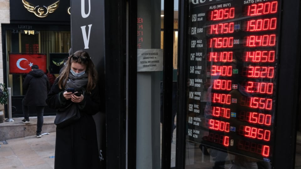 Eine Frau steht vor einem Wechselbüro in Istanbul: Die türkische Lira hat massiv an Wert verloren, die Inflation ist bei über 36 Prozent angelangt.