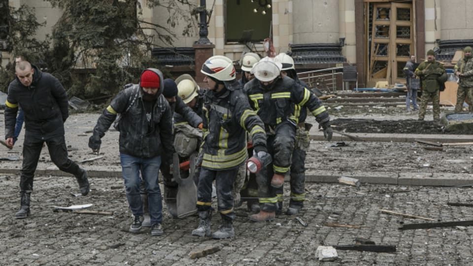 Rettungskräfte in der umkämpften Stadt Charkiv