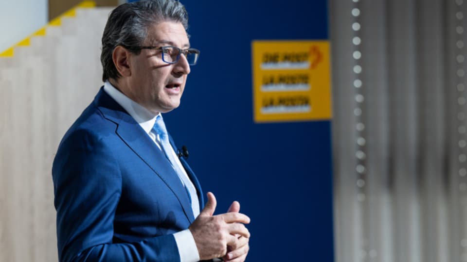 Postchef Roberto Cirillo vor den Medien in Bern.