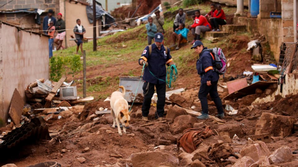 Rettungskräfte suchen in der Provinz KwaZulu-Natal nach Vermissten.