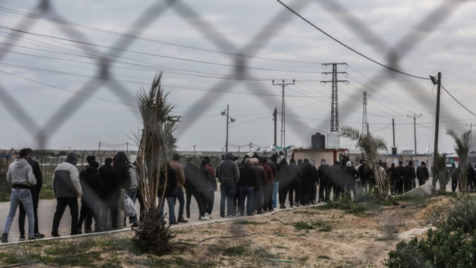 In Beit Hanoun warten Palästinenser an der Grenze zu Israel.