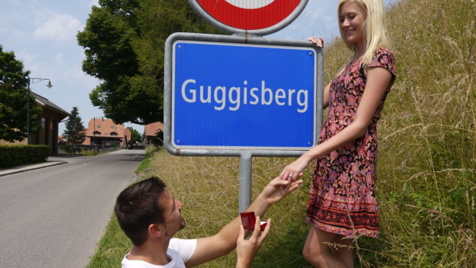 Patrick Guggisberg hat sich die Schweizerfahne auf den Arm tätowieren lassen.
