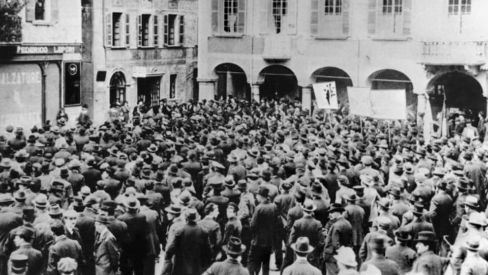 Streikende Arbeiter versammeln sich während des Schweizer Generalstreiks in November 1918 auf einem Platz in Bellinzona.