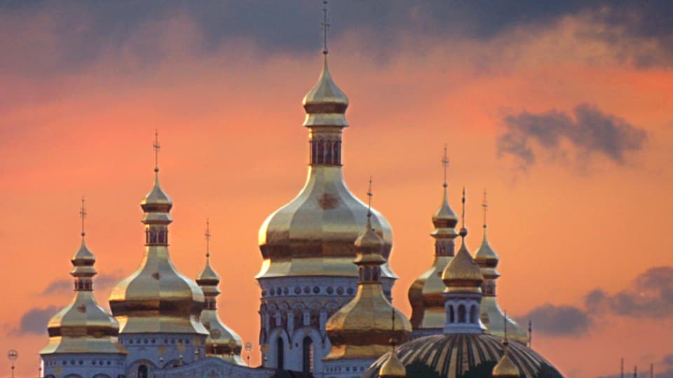 Die goldenen Kuppeln des Höhlenklosters aus dem 11. Jahrhundert leuchten im Sonnenuntergang in Kiew – oder eher in Kyjiw?