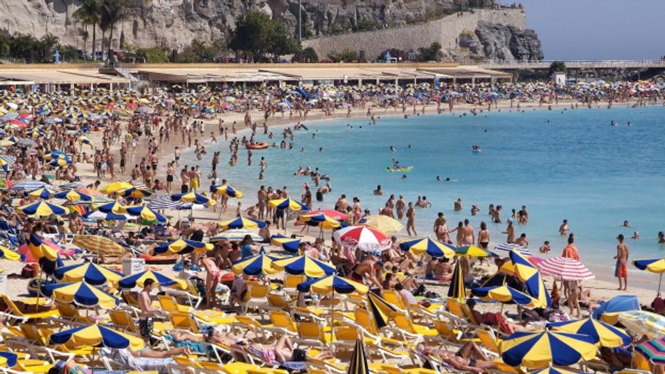 Werden wir diesen Sommer wieder solche Bilder sehen? Eine Strandszene in Spanien.