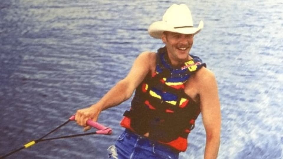 Im Musikvideo zu seinem Sommersong «Chattahoochee» fährt Alan Jackson Wasserski - natürlich mit Cowboyhut.