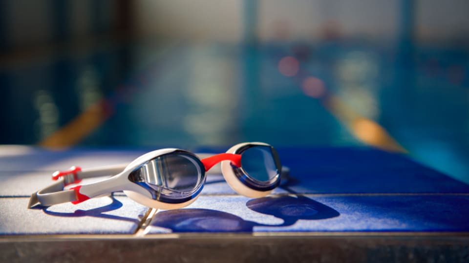 Schwimmbrillen halten heute auch dicht und die Kontaktlinsen sind geschützt.