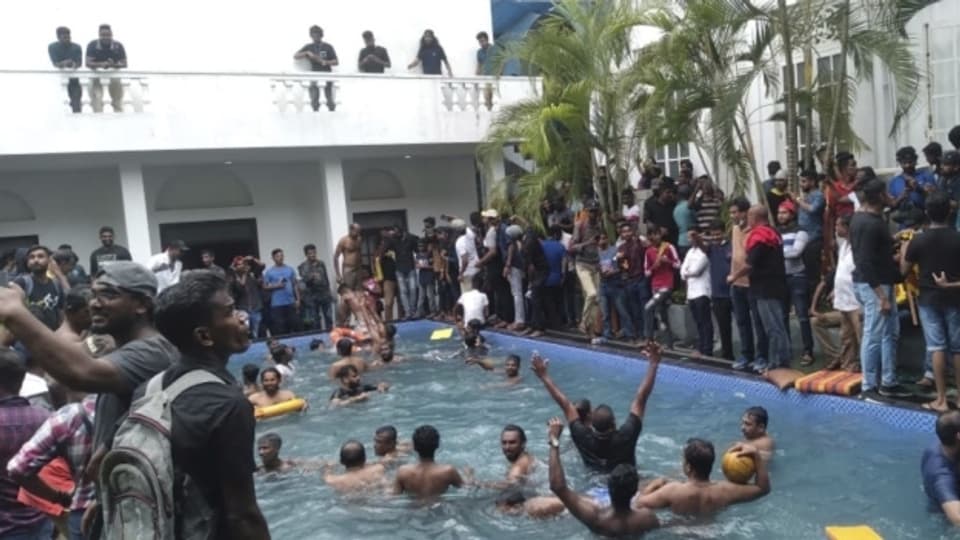 In Colombo wurde am 09.07.22 der Präsidentenpalast gestürmt. Demonstrierende vergnügten sich auch im Pool.