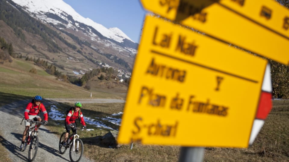 Zwei Mountainbiker unterwegs im Engadin