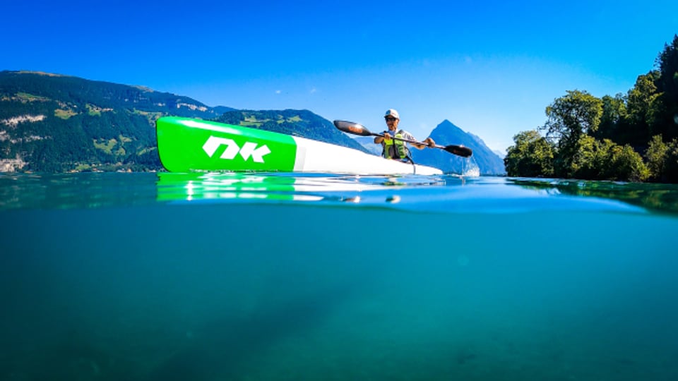 Paddeln auf australisch: Surfski. Nur das Gleiten im Wasser erinnert an Ski und Surfer haben sich damit gerettet.