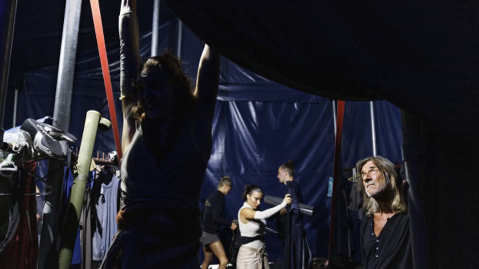 Mit Aufwärmen und Konzentration dämpfen Profis ihr Lampenfieber - Artistinnen im Zirkus Monti vor ihrem Auftritt.