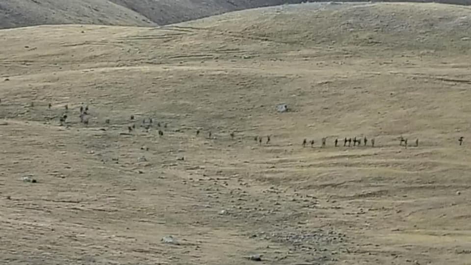 Ein Youtube-Bild zeigt, wie Soldaten aus Aserbaidschan am 13. September 2022 die Grenze zu Armenien überschreiten.