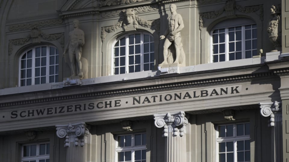 Die Schweizerische Nationalbank hat den Leitzins erhöht. Kursschwankungen an den Aktienmärkten dürften bleiben.