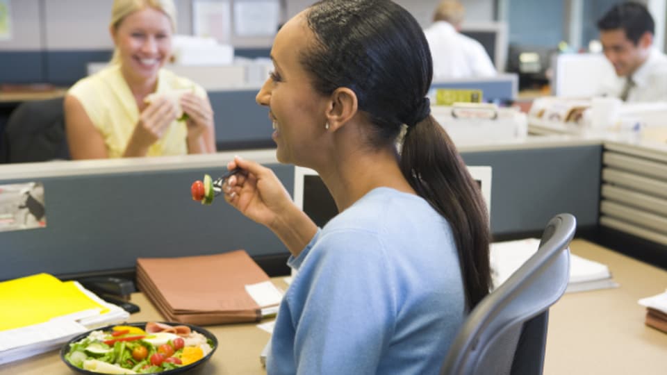 Arbeiten während des Essens - Wie gesund ist das?