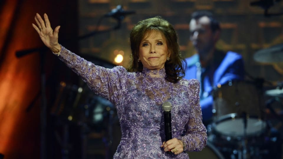 Von der «Coal Miner's Daughter» zur «Queen of Country Music»: Loretta Lynn. Die Musikerin starb am 04.10.2022 im stolzen Alter von 90 Jahren. Bis 2017 spielte sie noch Konzerte, im vergangenen Jahr veröffentlichte sie mit «Still Woman Enough» ihr letztes Solo-Album.