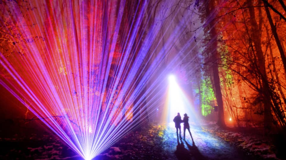 Am 1. Broye Luminis im Dezember 2021 streiften viele Besucherinnen und Besucher durch den illuminierten Wald von la  Faye.