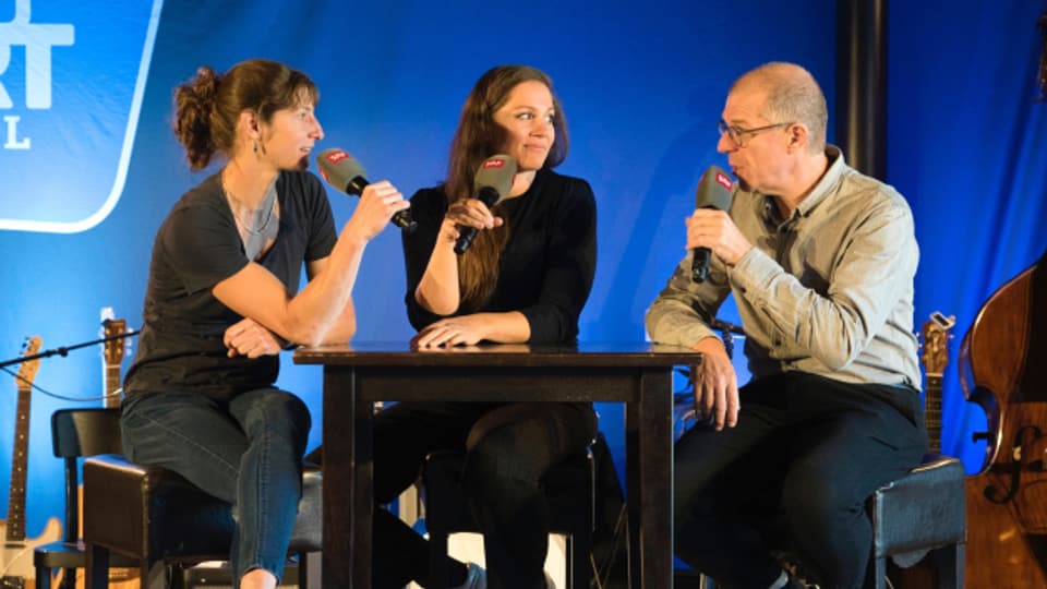 Nadia Zollinger, Heidi Happy, Markus Gasser diskutierten in Arosa über englische und schweizerdeutsche Songtexte