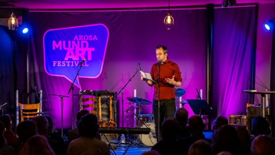 Kilian Ziegler am Eröffnungsabend des Mundartfestival Arosa 2022