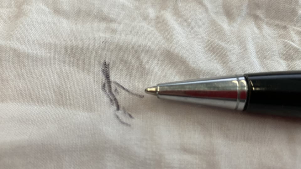 Kugelschreiber Gekritzel auf einem Tischtuch.