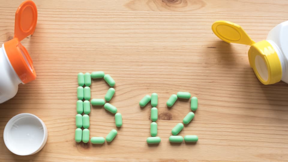 Vitamin B12 müssen Menschen, die sich vegan ernähren zwingend zuführen.