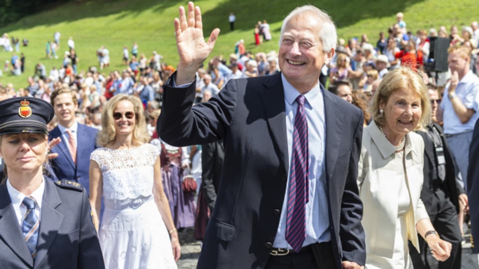 Fürst Hans Adam ll von und zu Liechtenstein, Mitte, Gattin Fürstin Marie, rechts, Erbprinzessin Sophie, links (2018 in Vaduz).