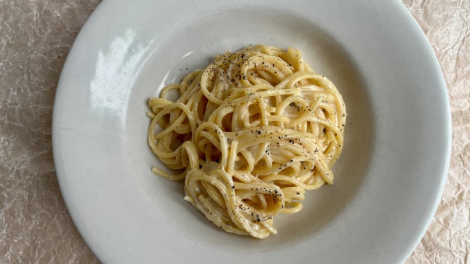 Pasta «Cacio e pepe» - Mit Parmesan und Pecorino.