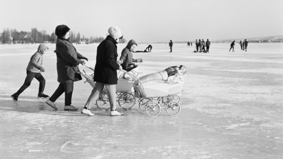 Die zugefrorenen Seen wurden zum Tummelplatz für Jung und Alt.