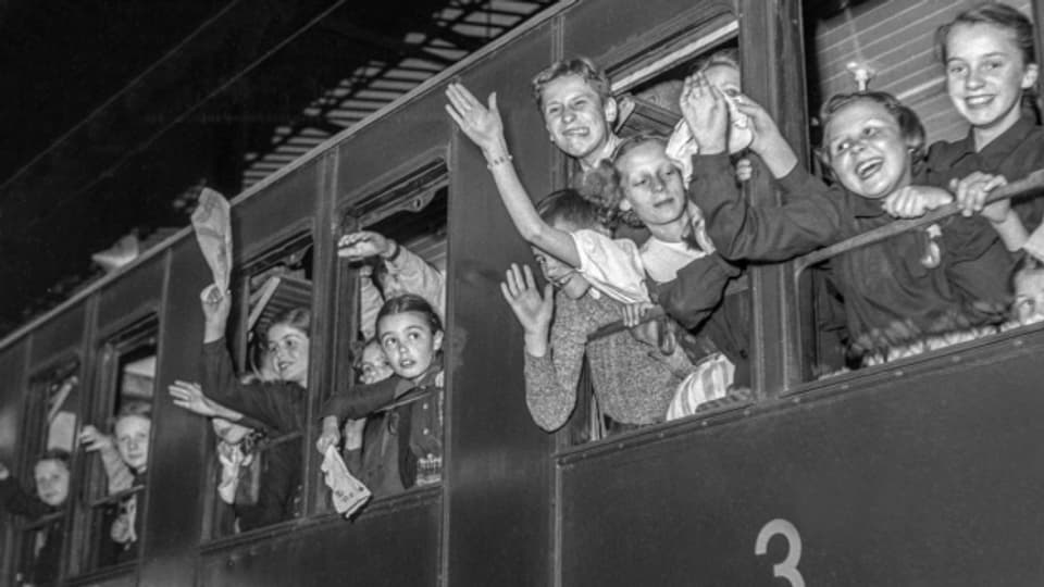 Die Bahnerlebnisse in jungen Jahren prägen sich ein. Szene von 1950.