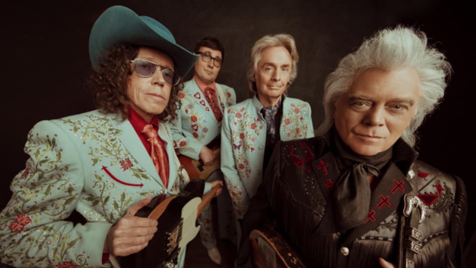 The Fabulous Superlatives (Kenny Vaughan, Chris Scruggs, Harry Stinson) und Marty Stuart haben sich auf ihrem Album «Altitude»  psychedelischem Folk und Country, aber auch Rock'n'Roll und Surf verschrieben.
