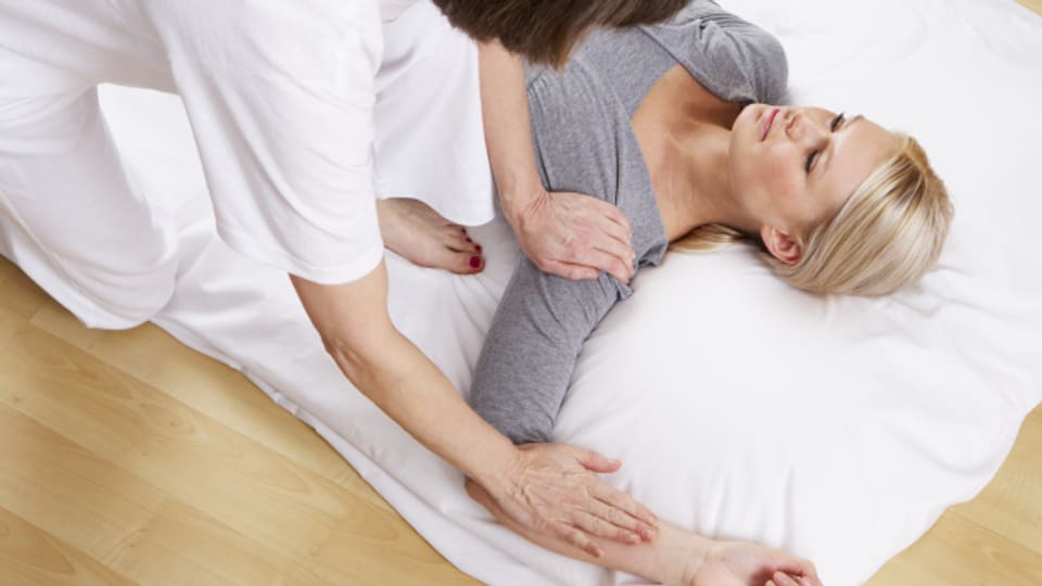 Shiatsu wird meist am Boden auf einem Futon gemacht. Auch auf der Liege ist Shiatsu möglich.