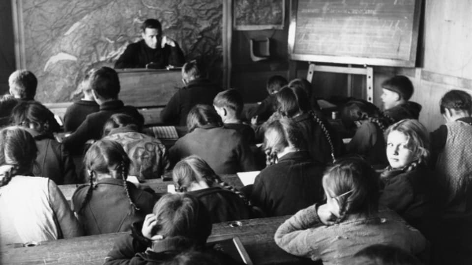 Das Phänomen des Lehrpersonenmangels ist so alt wie die Volksschule selbst: Schule auf dem Urnerboden im Kanton Glarus im Jahr 1940.