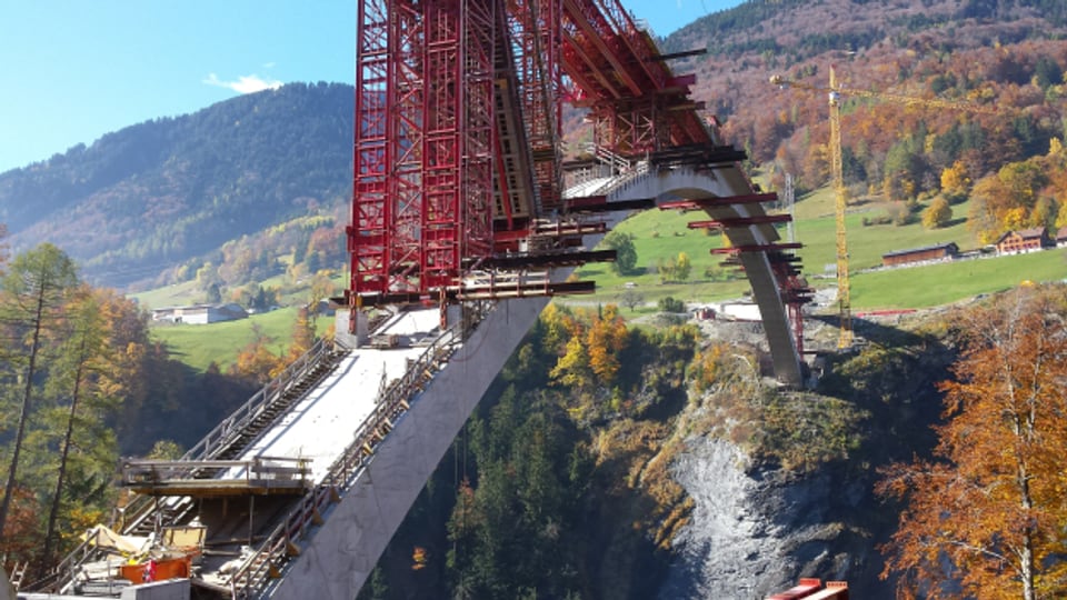Die Taminabrücke in der Ostschweiz wurde 2017 eröffnet und ist heute noch die grössten Bogenbrücke der Schweiz. Hier im Rohbau 2016.