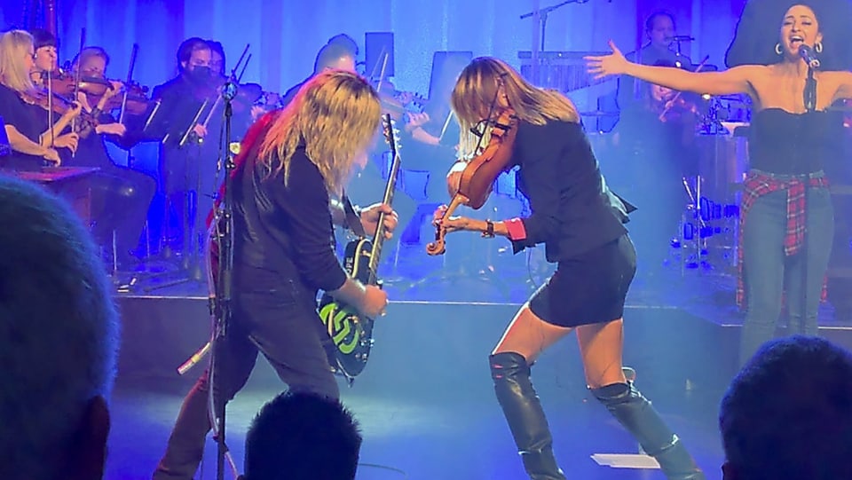 Barbara Kubli spielt die erste Geige, unter anderem auch bei Gotthard, hier im Bild mit Leo Leoni.