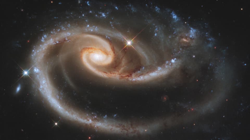 Ist da jemand? Die Spiralgalaxie UGC 1810 in 300 Mio. Lichtjahren Entfernung